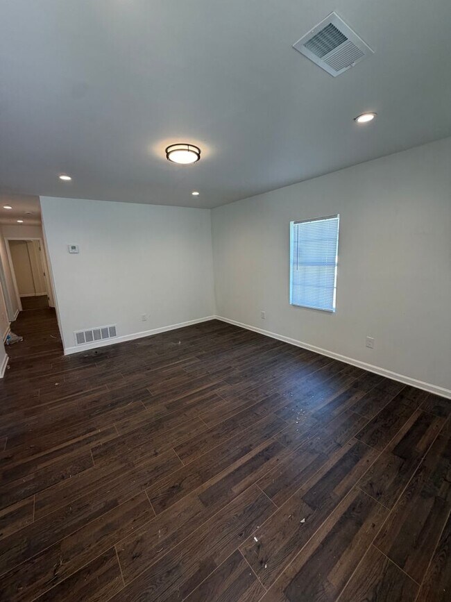 Building Photo - 851 N Claybrook St
