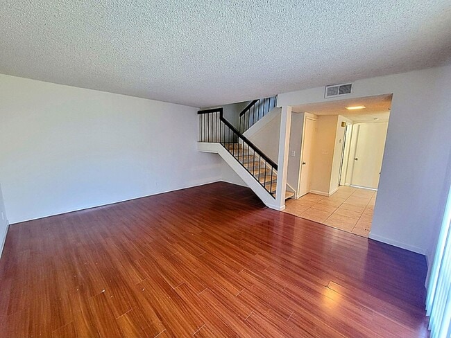 Building Photo - Spacious 4 Bedroom 2.5 Bath Townhouse With...