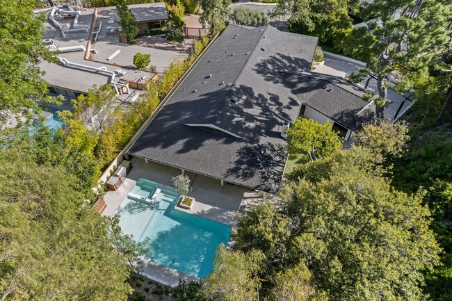 Building Photo - 16110 Clear Oak Dr