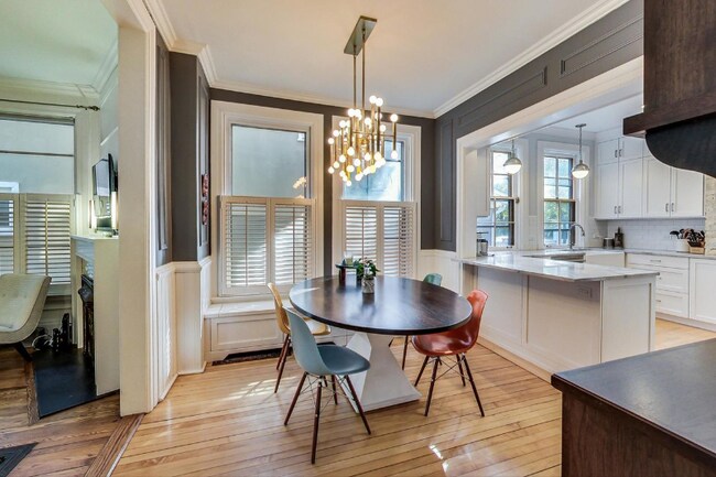Building Photo - 2032 Orrington Ave