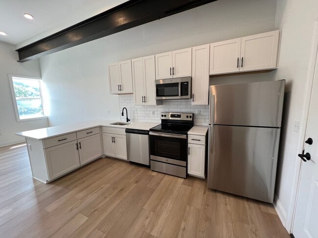 Building Photo - A CHEFS KITCHEN WITH VIEWS!