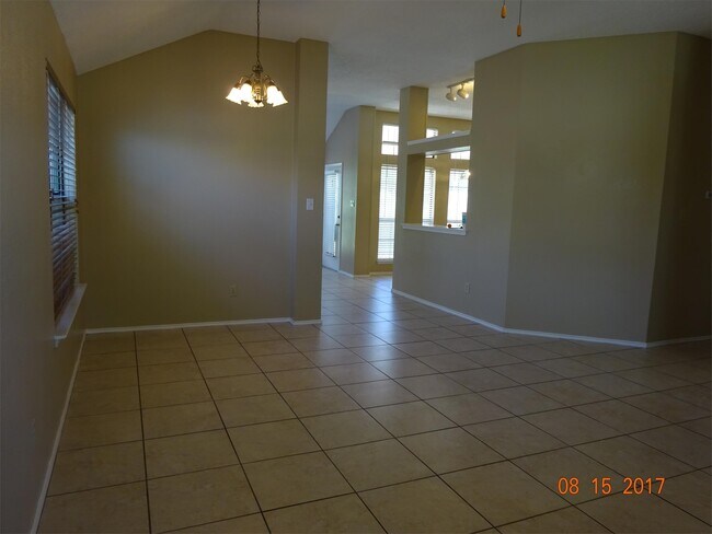 Building Photo - 612 Arapaho Dr