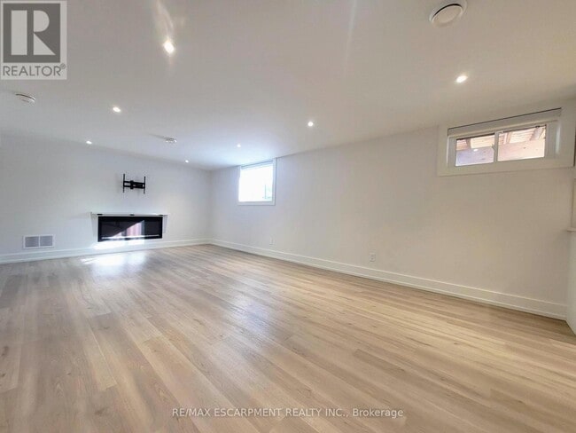 Building Photo - 664 Hiawatha Blvd