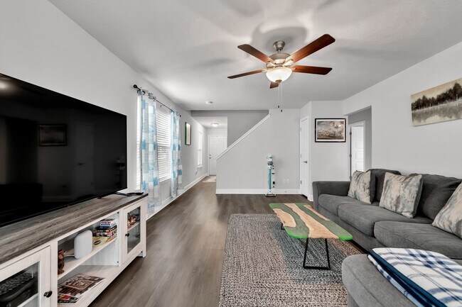Foto del edificio - Comfortable 4BR Pensacola Home with Open L...