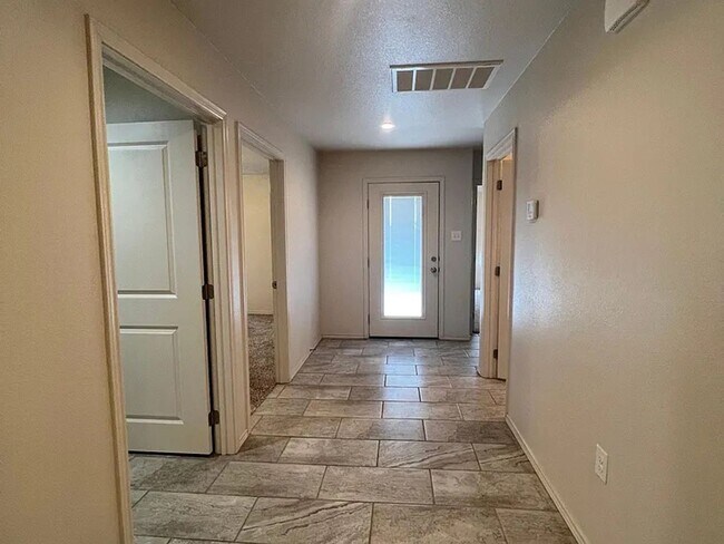 Foto del edificio - Gorgeous 3 Bed | 2 Bath | 2 Car Garage Now Preleasing for August 2026!