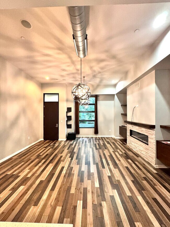Foto del edificio - Luxury Townhome Living in the Heart of Downtown Long Beach | 2 Bed + 2.5 Bath | 1,875 SF