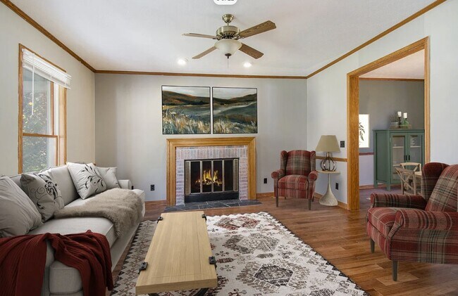 Building Photo - 1709 S Walnut Dr