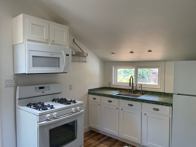 Building Photo - Well Appointed one level cottage located i...