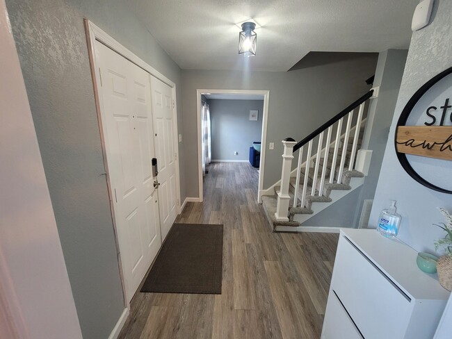 Building Photo - 1012 Meadowview Pl