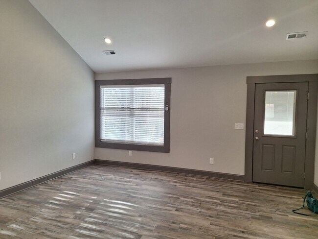 Foto del edificio - NEW DUPLEX Conveniently located to 40 West