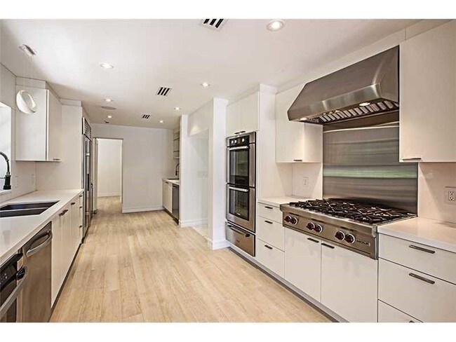 Foto del edificio - 1740 W 25th St