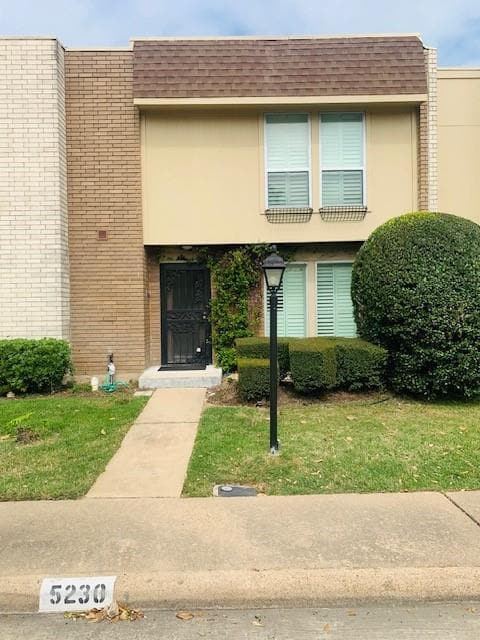 Primary Photo - 5230 Woodlawn Pl