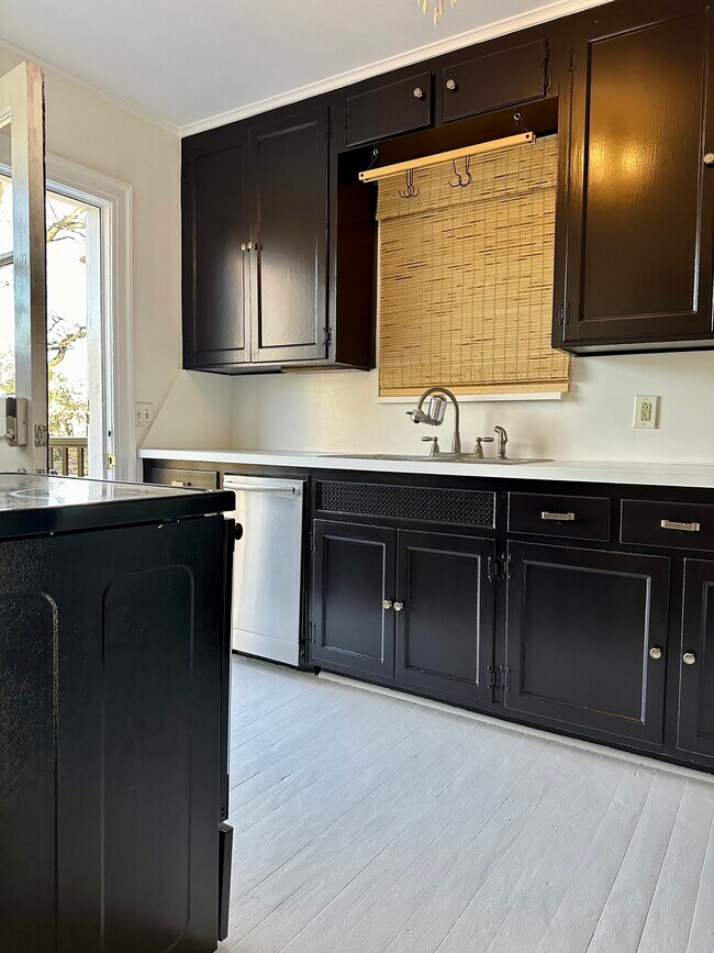 Foto del edificio - 1900 Lombardy Ave