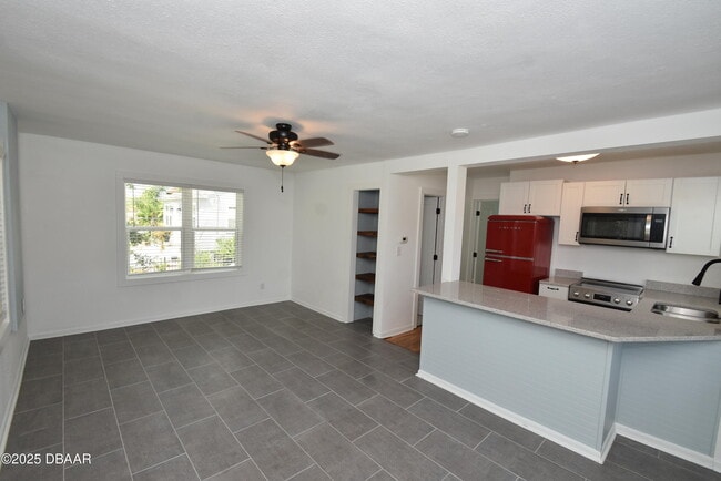 Building Photo - 403 N Oleander Ave