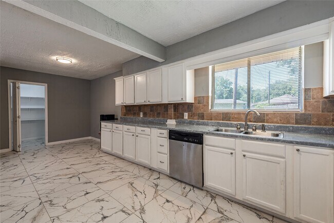 Foto del edificio - 2511 Meadow Ln