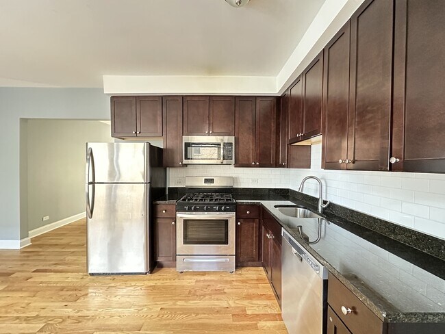 Foto del edificio - 1646 W Pratt Blvd