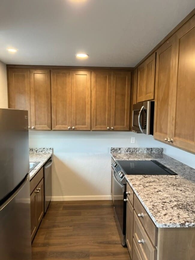 Building Photo - 2 BEDROOM/ 2 LEVELS TOWNHOME (Down the hill in front of Taco Bell in Phoenix Oregon)