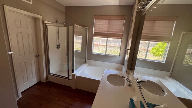 Foto del edificio - Beautiful home in gated community! Spaciou...