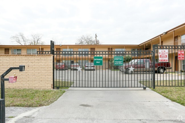 Foto del edificio - Los Pinos Apartments