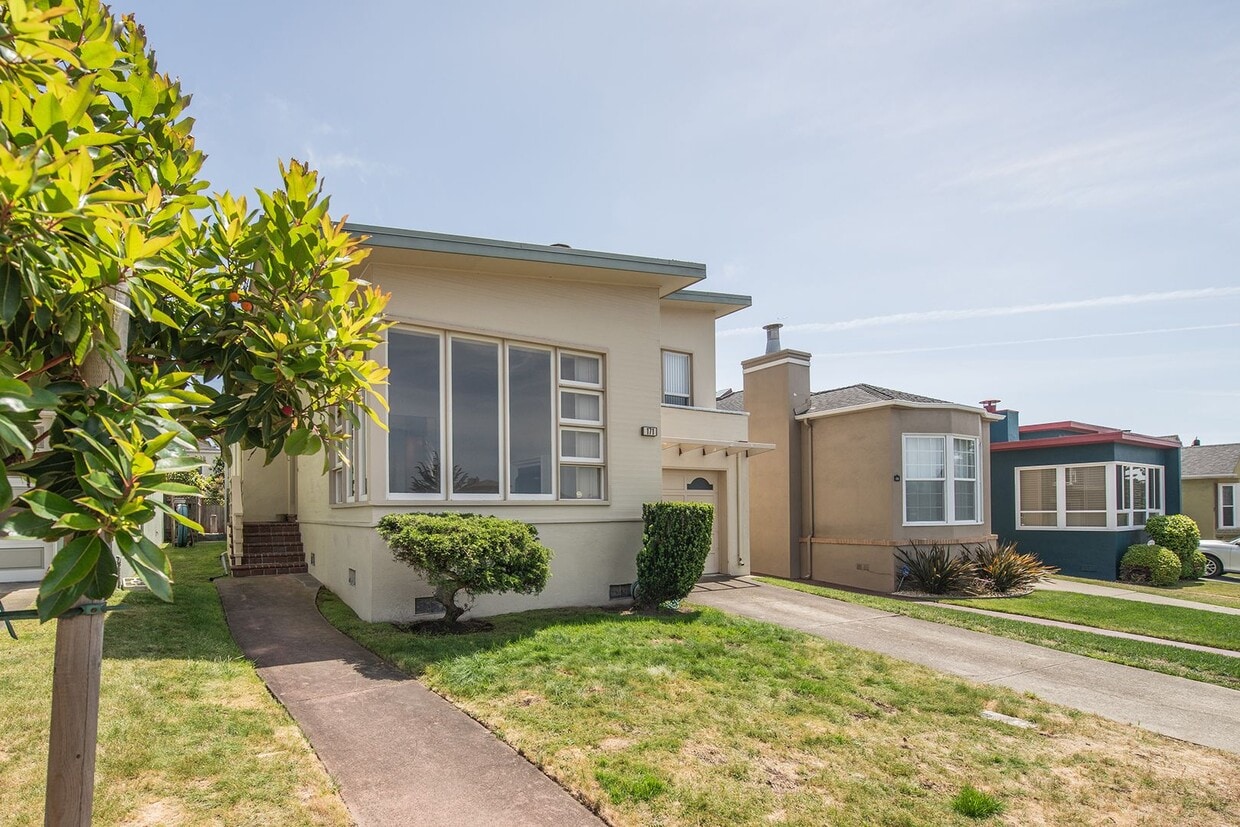 Primary Photo - 3 Bed, 1.5 Westlake Detached Doelger Unfur...