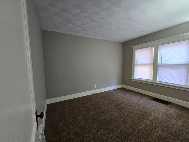 Building Photo - YOU1136