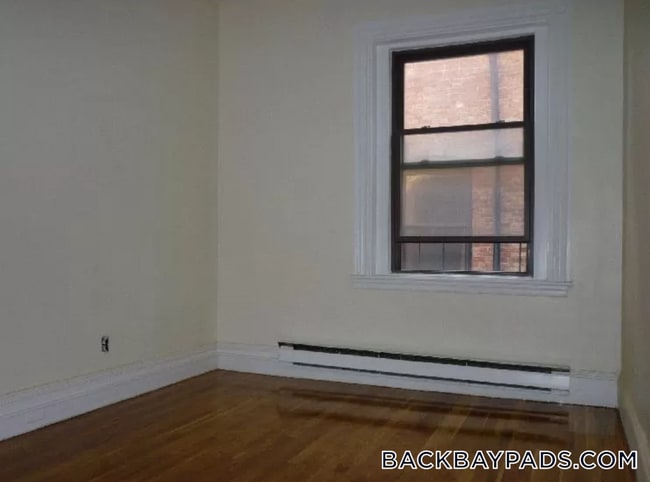 Building Photo - 913 Boylston St