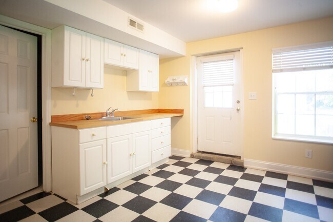 Building Photo - Studio apartment near downtown Carrboro