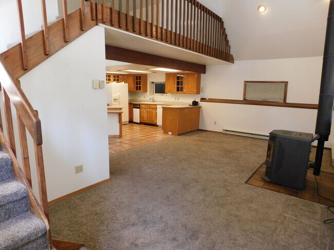 Building Photo - Spacious 3 Bed/2 Bath Home