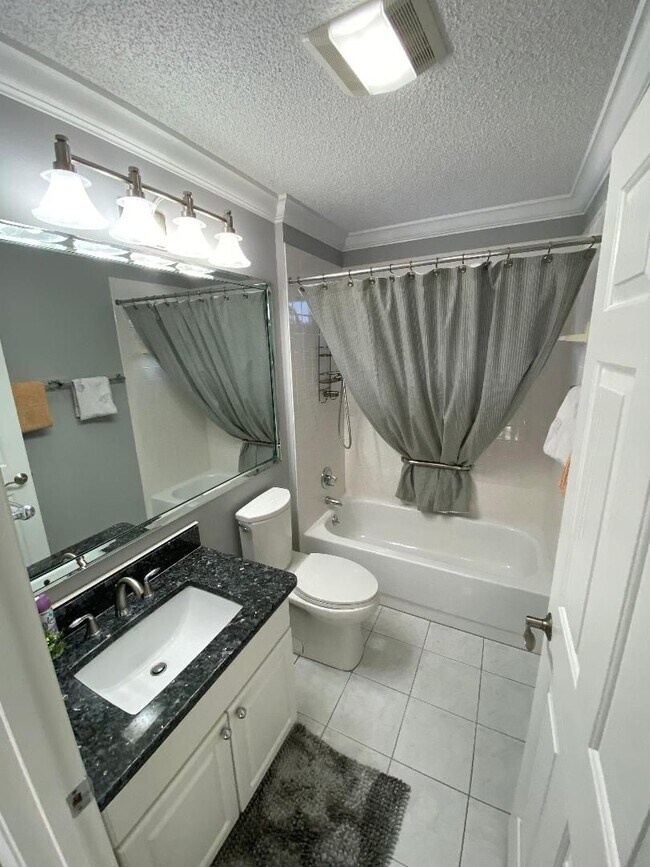 Foto del edificio - Spectacular ANNUAL LEASE, Fully Furnished ...