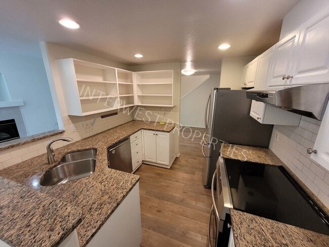 Building Photo - Beaverton 3 Bed 2.5ba Beautiful 2 Story Co...
