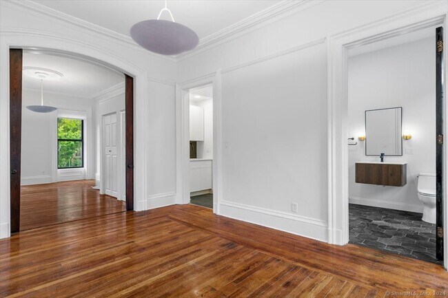 Building Photo - 48 Trumbull St