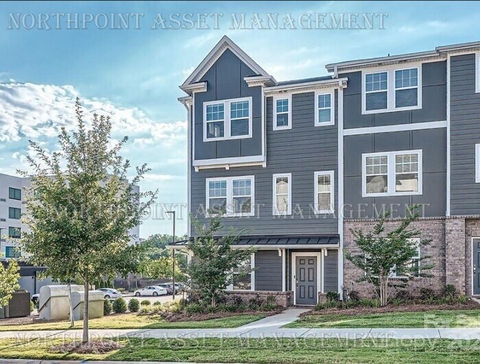 Foto principal - Spacious 4-Bed, 4-Bath Home with Modern Co...