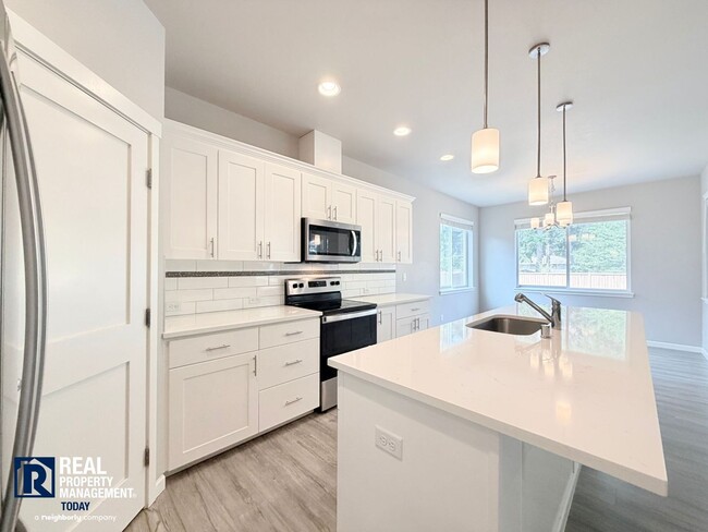 Foto del edificio - Easy JBLM Commute Like-New 4BR Home with 3-Car Garage & Bonus Office