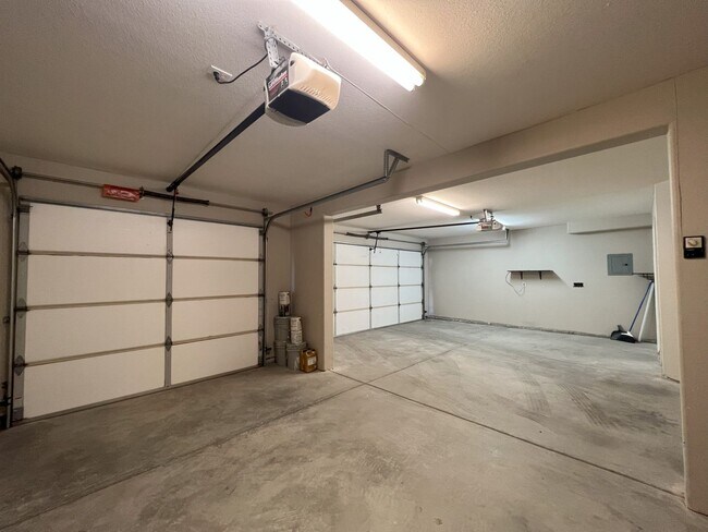 Foto del edificio - Spacious remodeled three-story townhome in...