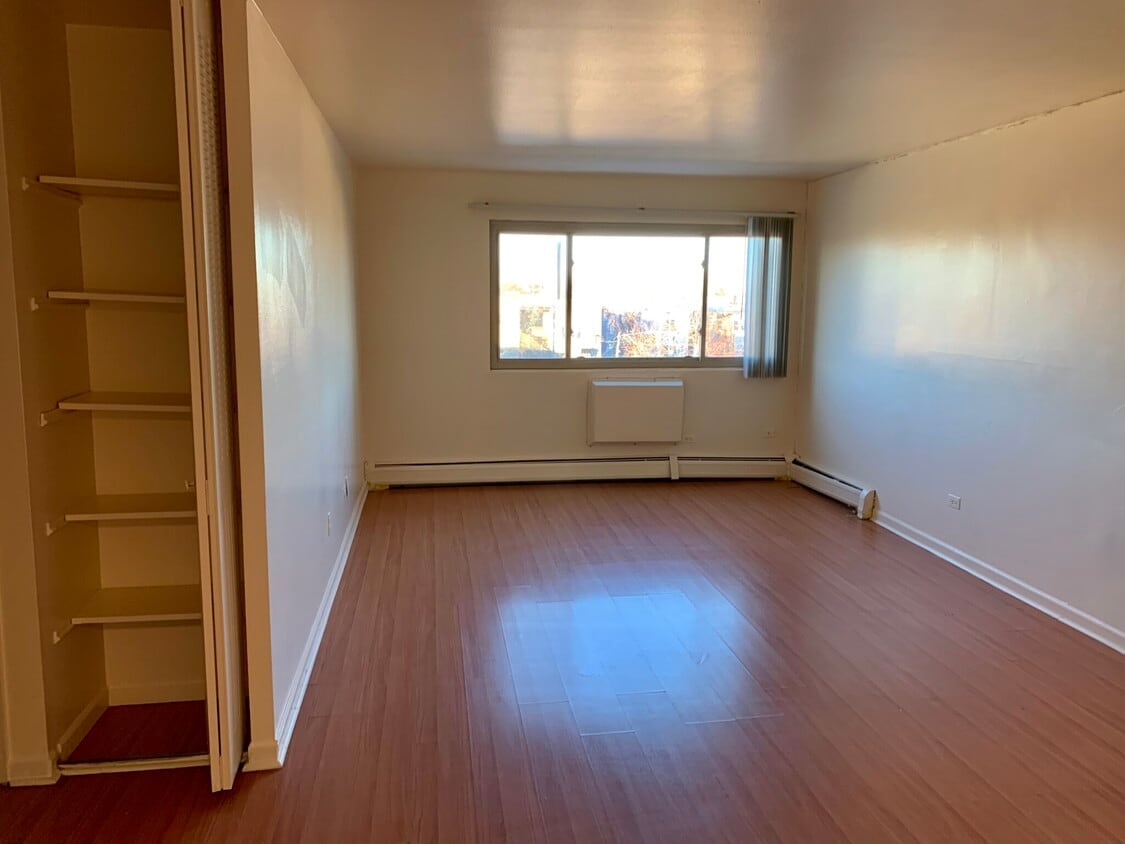 Living Room - 1533 W Jarvis Ave