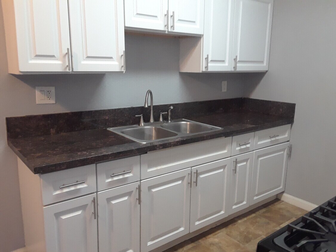 Foto principal - 10235 Crenshaw Blvd
