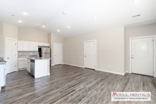 Building Photo - 604 E Martens Ct