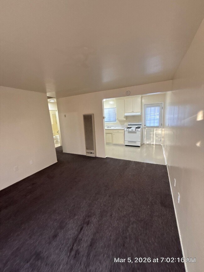 Foto del edificio - 955 W C St