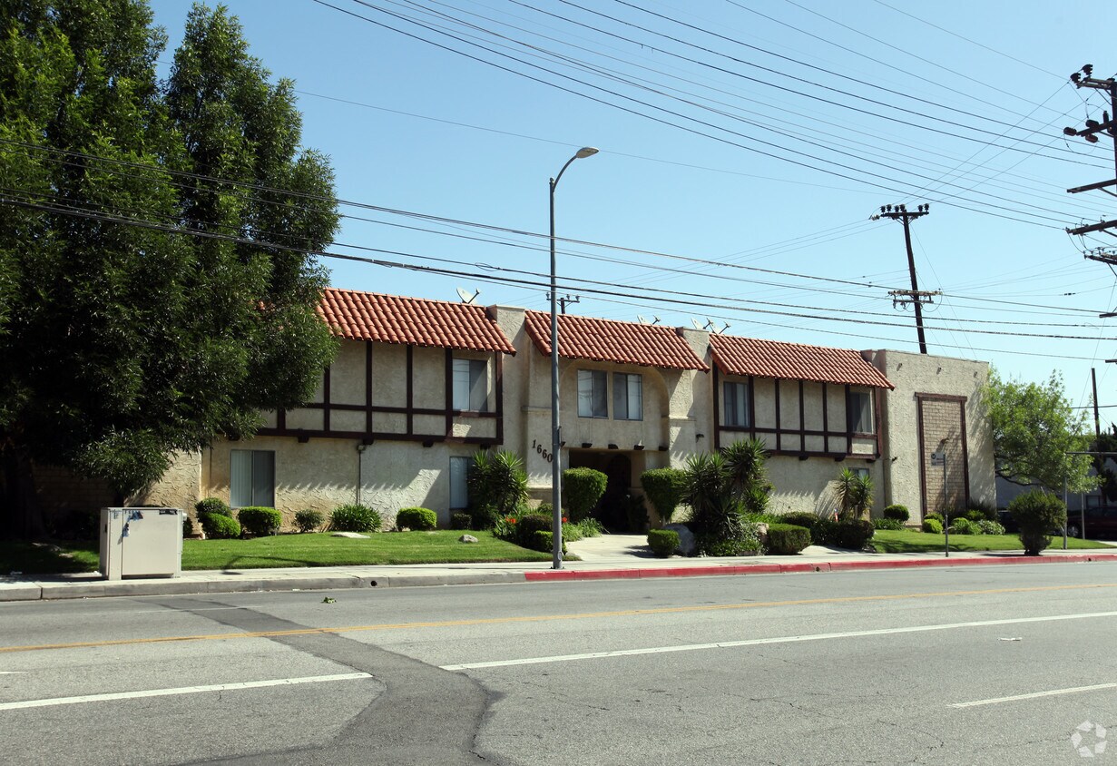 Building Photo - 16609 Vanowen St