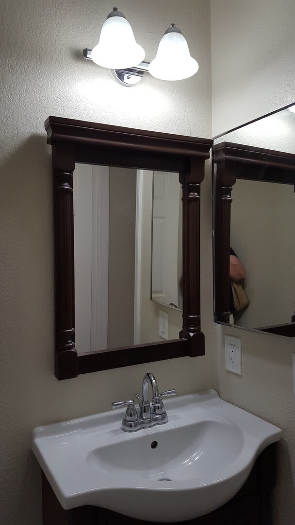 Building Photo - Dublin Silvergate, End Unit Townhome 3 Bed, 2.5 Bath, Dual Primary Suites, Community Pool!