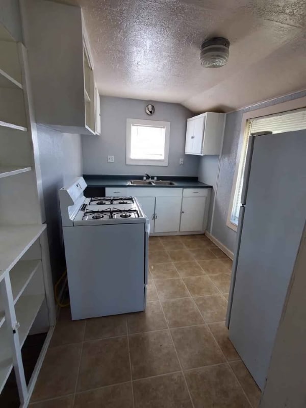 Building Photo - 1027 S Central Ave