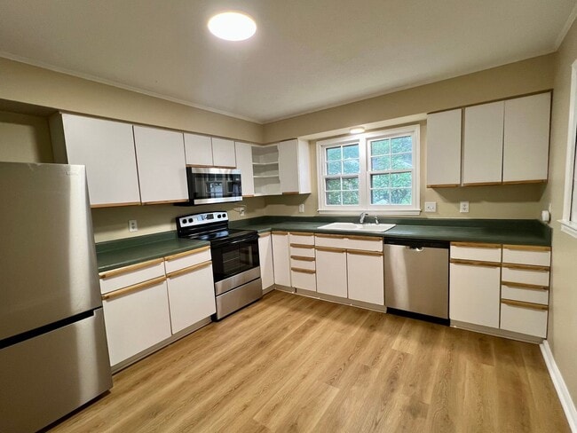 Building Photo - 923 Hampshire Ct