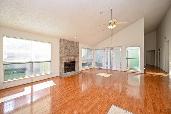 Foto del edificio - 13115 Richmond Ave.