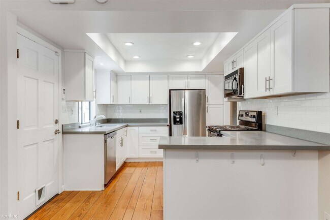 Building Photo - 4 br, 2.5 bath House - 413 Poinsettia Avenue