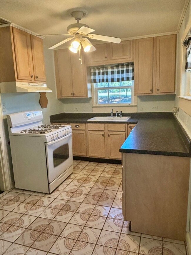 Building Photo - Cute Cottage For Rent!