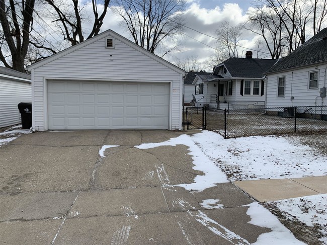 Building Photo - 1413 W Circle Rd