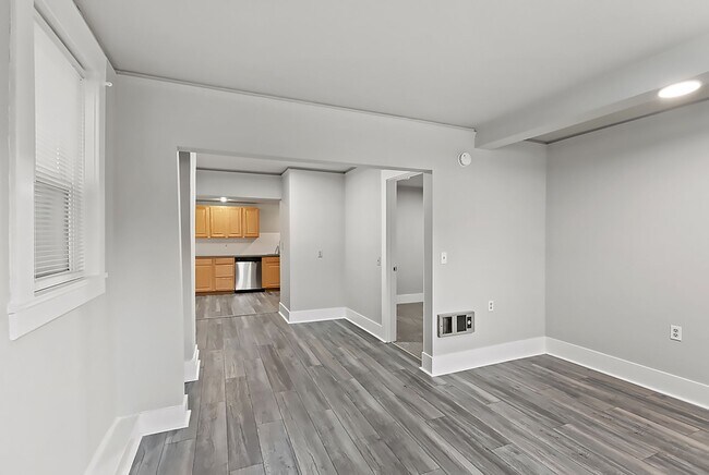 Building Photo - Farrah Apartments: Leasing Specials! 1 & 2 Bedroom Renovated Units