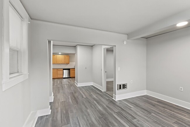 Building Photo - Farrah Apartments: Leasing Specials! 1 & 2...