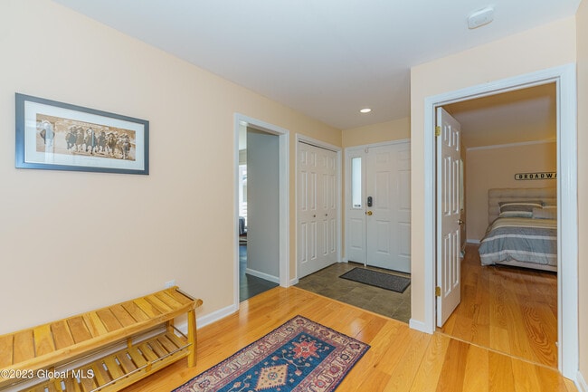 Building Photo - 26 Saratoga Cir