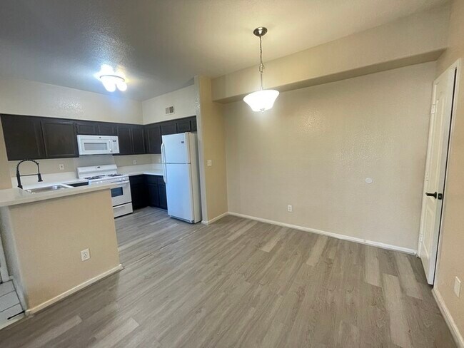 Foto del edificio - To schedule a viewing, call Wally Fellman ...